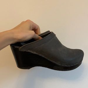No.6 black and gray clogs